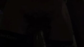 Jovem amador americano fazendo sexo solo caseiro: masturbando pênis grossos antes de foder seu próprio cu apertado.