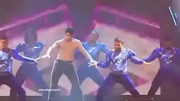 Siddharth Malhotra Shirtless Dance on Stage