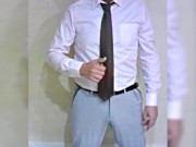 CORBATA MARRON, CAMISA ROSA Y PANTALON GRIS, PARTES BAJAS