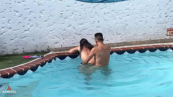 I MET THE NEIGHBOR&#039_S WIFE AT THE POOL AND AFTER A COUPLE OF WORDS SHE ALLOWED TO CONVINCE ME TO SUCK HER JUICY PUSSY