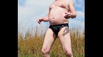 Striptease Check auf einsamen Feldweg