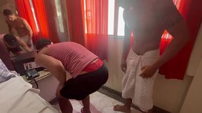 chamei o camareiro pra olhar o ar e o puto estava de calcinha. fiz ele de mulherzinha e gozei na boca dele.