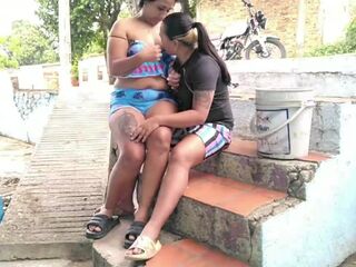 se le fue el agua a la vecina y yo le deje humectada la pussy