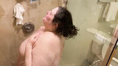 BBW’s messy blueberry pie shower fun
