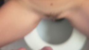 Pissing on my pussy during a pee rest!