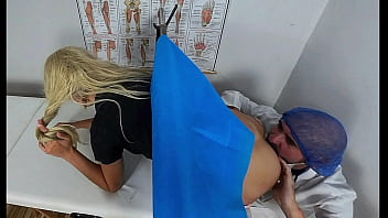 Ginecologista lambe a bunda da paciente!