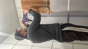 gozando ao cheirar a calcinha da vizinha + punheta fumando e piscando o cuzao