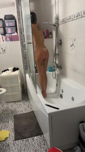 Spy while I take a shower - Spiata sotto la doccia