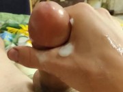 Русский спортивный парень дрочит член и обильно кончает