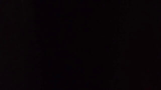 Película pública de una chica solitaria de una zorra gay follándose su propio culo