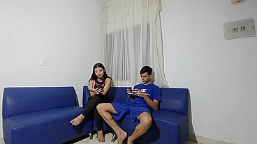 hermanastra infiel le pide ayuda a su hermanastro mayor para que le quite la ropa hermanastra caliente quiere que le follen sus agujeros de 18 aÑos porno en espanol