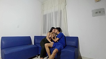 hermanastra infiel le pide ayuda a su hermanastro mayor para que le quite la ropa hermanastra caliente quiere que le follen sus agujeros de 18 aÑos porno en espanol