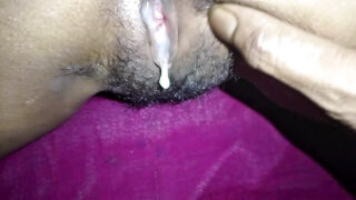 Kerel likt haar kont voordat hij hem beukt met een smerige creampie