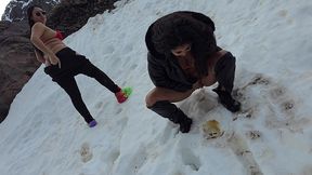 festinha com as ticas na neve no alto das cordilheira dos andes no chile