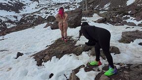 festinha com as ticas na neve no alto das cordilheira dos andes no chile