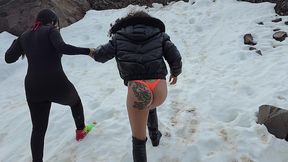 festinha com as ticas na neve no alto das cordilheira dos andes no chile