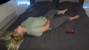 Bonie and Clyde&#039;s foreplay sexy hot wet intense multiple orgasms satisfyer jeans bed clit rubbing fingers