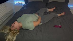 Bonie and Clyde&#039;s foreplay sexy hot wet intense multiple orgasms satisfyer jeans bed clit rubbing fingers