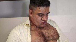 yuri gaucho - urso brasileiro mega dotado macetando o pau - gozada farta do macho leitador