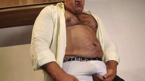 yuri gaucho - urso brasileiro mega dotado macetando o pau - gozada farta do macho leitador