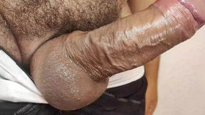 yuri gaucho - urso brasileiro mega dotado macetando o pau - gozada farta do macho leitador