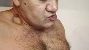 yuri gaucho - urso brasileiro mega dotado macetando o pau - gozada farta do macho leitador