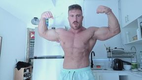 VINCENZO DAVORIO CULTURISTA DAL MUSCOLO SUDATO ALFA TI BALLA MOSTRA I SUOI MUSCOLI, TI DOMINA E TI MOSTRA LE CHIAPPE DEL CULO! SEI PRONTO A VENERARE I SUOI MUSCOLI? LUI FLETTE I SUOI MUSCOLI PIENI DI VENE POMPATE E DURE!