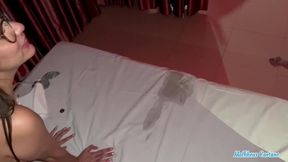 depois da festa do swing fomos pro motel continuar a brincadeira, macetei a ruivinha gostosa com forca e ela fez muito squirting no meu pau
