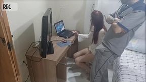 Safada sem calcinha recebe t&eacute_cnico da net!