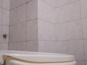 Latina muestra su cuerpo perfecto en el baño mientras se toca sus partes íntimas