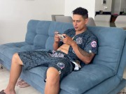 Seduzco y saboreo la gran verga de mi roomie mientras el juega en su teléfono - CAMILA HENAO