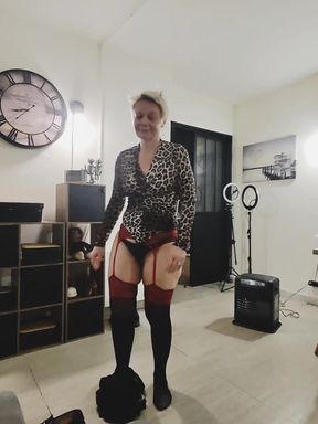 Petite Slutty MILF Ready to Receive Good Cock in Doggy Style