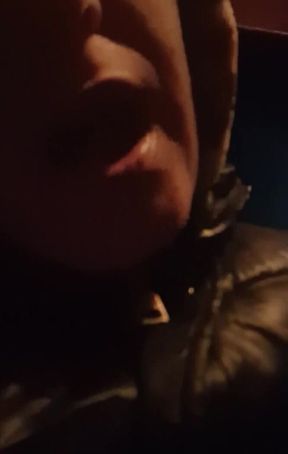 Похотливая киса хочет поиграть с чем-то сегодня ночью