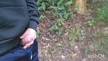Estava andando na trilha de pau duro, apareceu um carinha querendo pica. Meti nele gostoso.