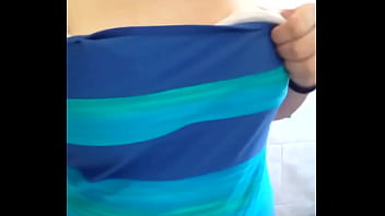 Mi ex novia me pasa un v&iacute_deo de sus hermosas tetas