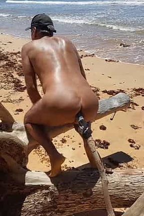 Ladysilva na praia fazendo masturbacao anal com um pau grande e grosso