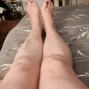 Mommy&#039;s feet and she&#039;s without panties