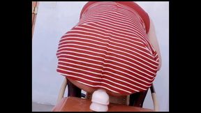 disfrutando con mi dildo mientras veo un video xxx