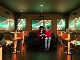 Masturbé al gerente de un club nocturno en la sala VIP, mi cornudo filmó todo desde otra mesa.