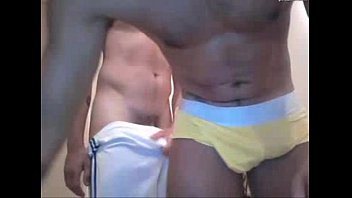 Casal gay se pega na cam ao vivo