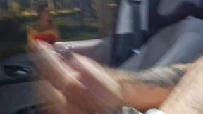 Masturbaçao arriscada para ruiva que estava no ponto de onibus