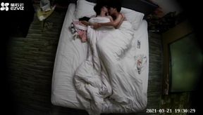 螢石雲破解偷拍上帝視角欣賞年輕大學生情侶開房快活美女被幹的春心氾濫邊裹男友手指邊呻吟多種體位干了好久