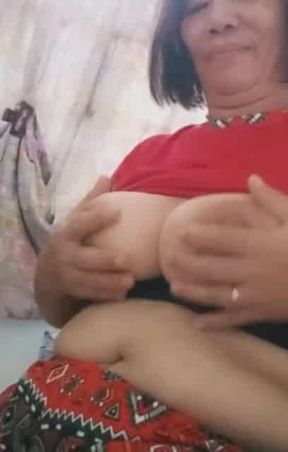 Pinay granny showing beautiful big boobs