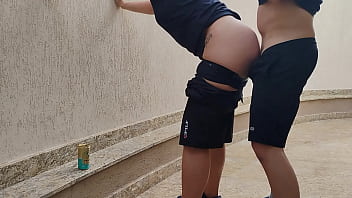 Garota sapat&atilde_o perdeu aposta no futebol,n&atilde_o pagou e teve que dar para o amigo mec&acirc_nico