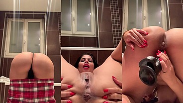 Me masturbo en el baño con mi dildo en Navidad