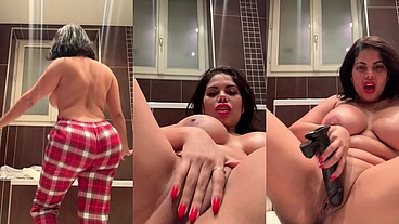 Me masturbo en el baño con mi dildo en Navidad
