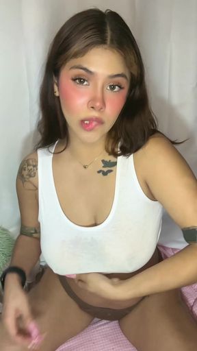 Amateur onlyfan shows off her tits