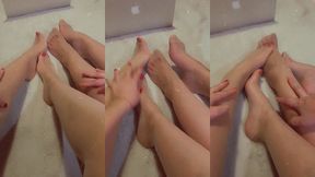 deux copines en collant transparent qui se frotte les pieds