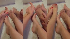 deux copines en collant transparent qui se frotte les pieds