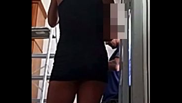 Hotwife exibicionista deu mole pro pedreiro